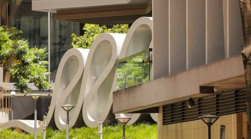 the big wavy statue outside the brisbane courthouse in the sun