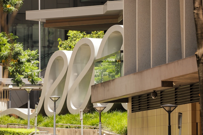 the big wavy statue outside the brisbane courthouse in the sun